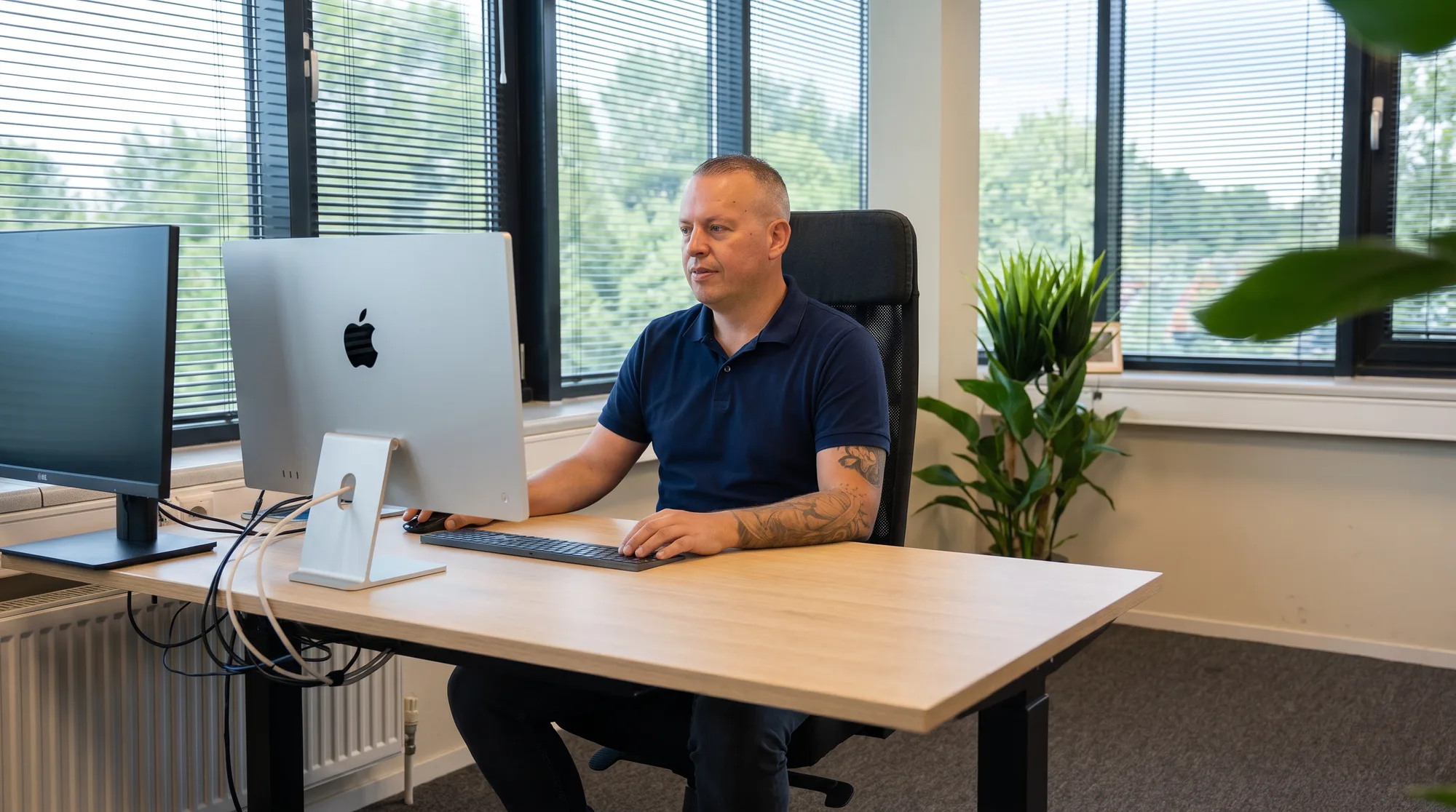 Jordy van Boutio werkt achter zijn bureau aan een klantwebsite